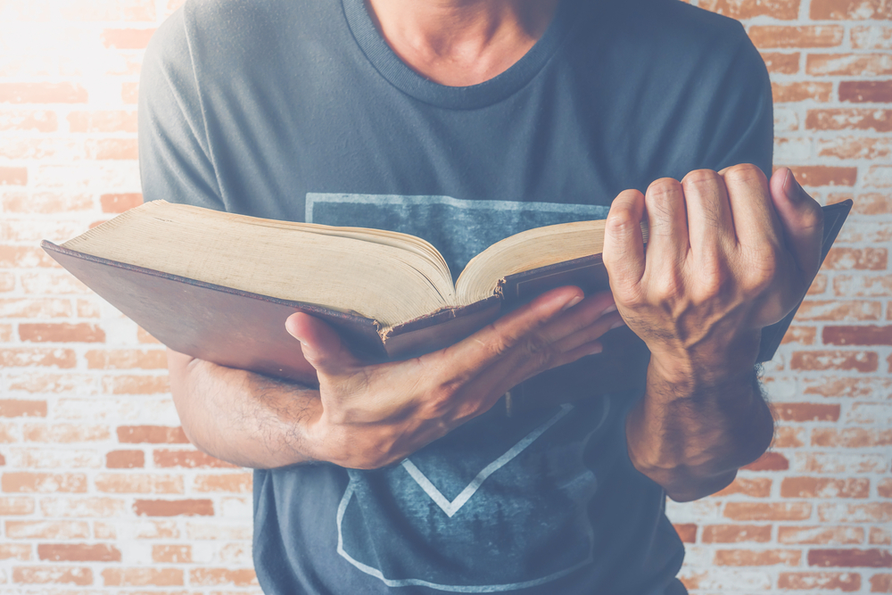 Человек с огромной книгой. Большие книги. Huge книга. Man reading book. Большой том книги.